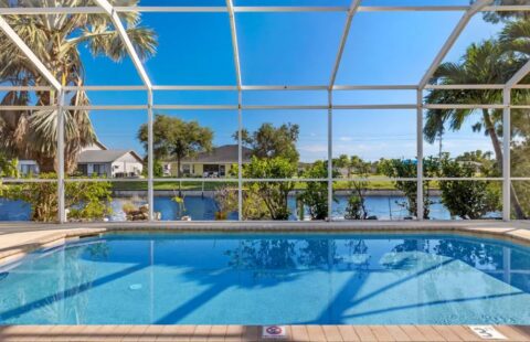 Canalview Aquatic Escape/ King Bed/Jacuzzi Tub