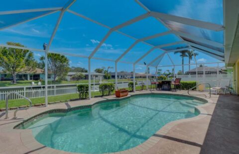 Stunning Saltwater Retreat on the Canal